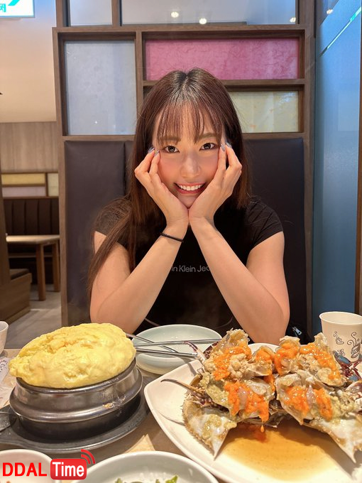 한국에서 간장게장 먹는 AV배우 이미지 #2