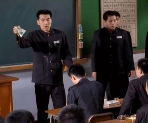 교복입고 우유통 꽉 쥔 고딩 이미지 #2